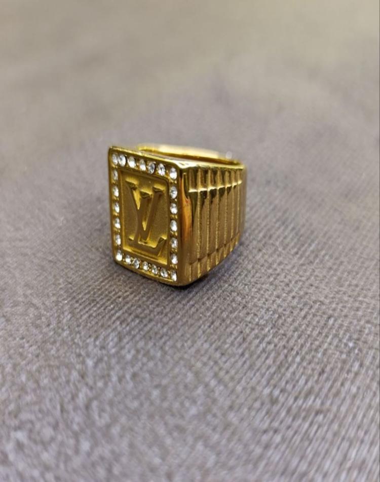 انگشتر طلایی طرح LV دورنگین دار کد152