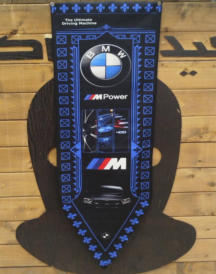 بک دراپ سه گوش با طرح کد 07bmw